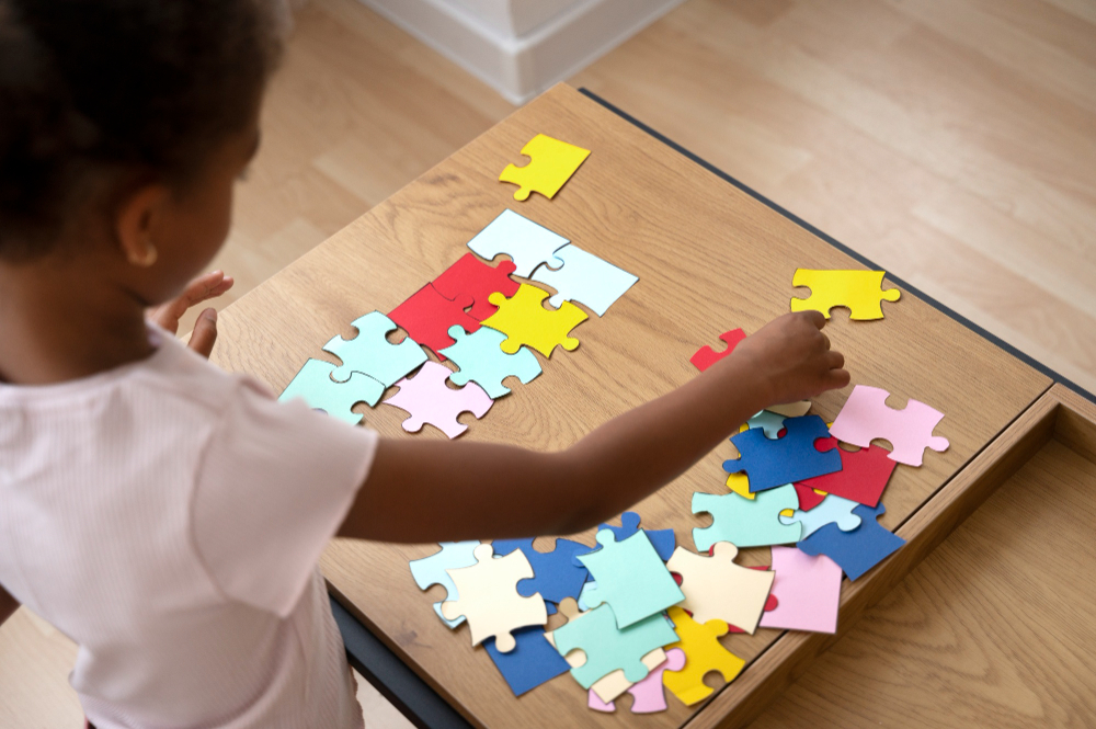 criança brincando com brinquedos para crianças de 2 anos, quebra-cabeça simples