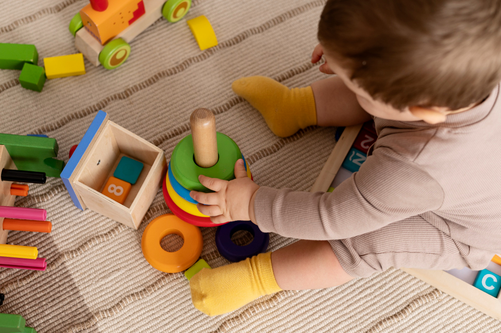 Criança brincando com brinquedos sensoriais, coloridos e de encaixe