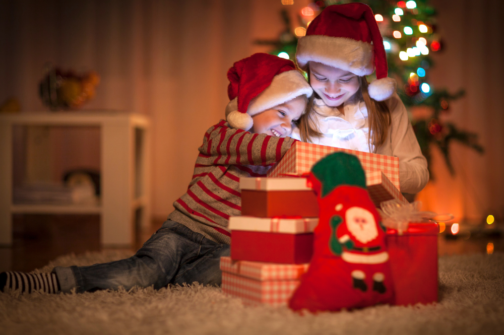 crianças abrindo seus presentes de natal